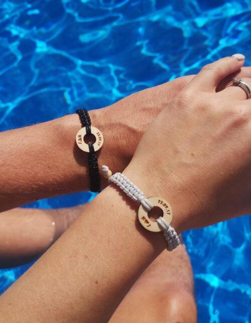 Zestaw dwóch drewnianych bransoletek dla par z personalizowanym grawerem.