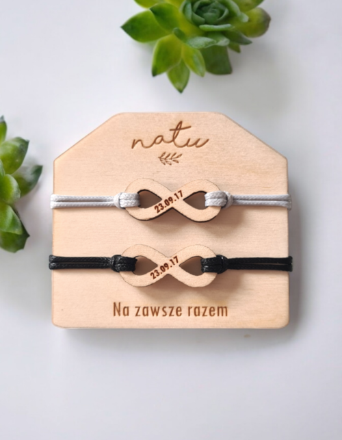 Zestaw bransoletek dla par z drewnianą zawieszką w kształcie znaku nieskończoności i personalizowanym grawerem – Natu Artwork