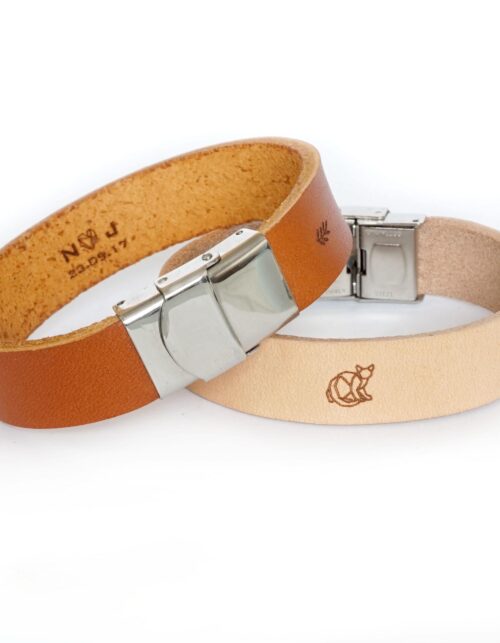 Zestaw dwóch skórzanych bransoletek z personalizowanym grawerem dla par.