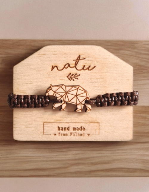 Bransoletka z drewnianą zawieszką i grawerem geometrycznego niedźwiedzia – Natu Artwork