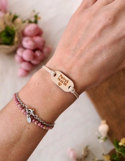 Bransoletka z personalizowaną drewnianą zawieszką na minimalistycznym sznurku – Natu Artwork