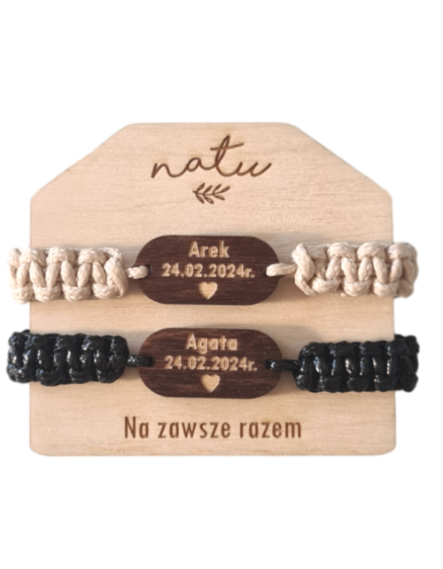 Personalizowane bransoletki dla par z drewnianą zawieszką i grawerem – Natu Artwork