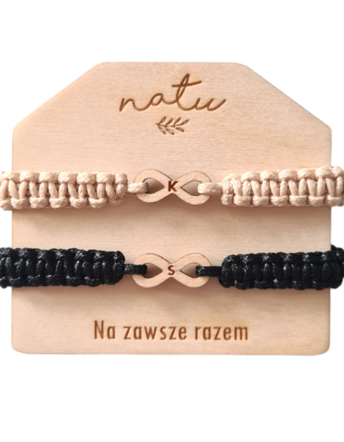 Zestaw bransoletek dla par ze znakiem nieskończoności i inicjałami na drewnianej zawieszce – Natu Artwork