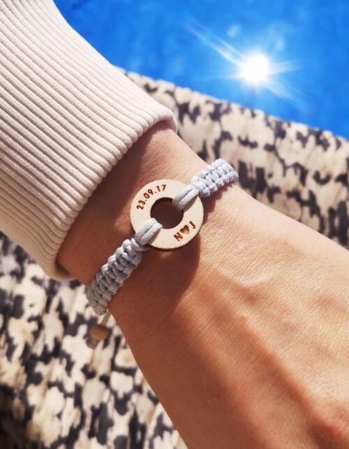 Bransoletki dla par z okrągłą drewnianą zawieszką i personalizowanym grawerem.