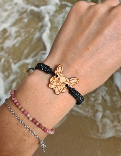 Bransoletka z buldogiem francuskim (frenchie) – ręcznie pleciona bransoletka z drewnianą zawieszką, personalizowany grawer z rasą psa, idealny prezent dla miłośników psów, Natu Artwork