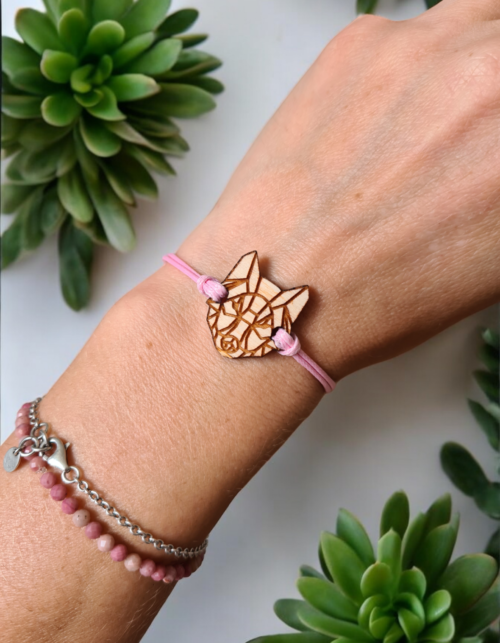 Bransoletka z drewnianą zawieszką wilkiem na minimalistycznym sznurku – Natu Artwork