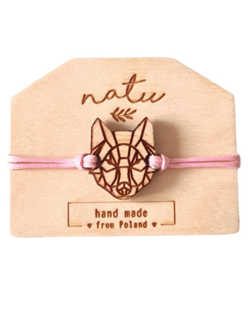 Bransoletka z drewnianą zawieszką wilk geometryczny na minimalistycznym sznurku – Natu Artwork