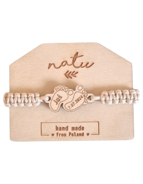 Bransoletka z drewnianą zawieszką stópki dziecka i personalizowanym grawerem – Natu Artwork