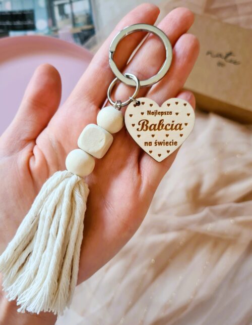 Brelok dla Babci z drewnianą zawieszką w kształcie serca, ozdobiony makramą i koralikami.