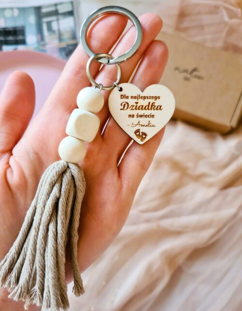 Personalizowany brelok dla Dziadka z drewnianą zawieszką w kształcie serca i grawerem wykonanym ręcznie.