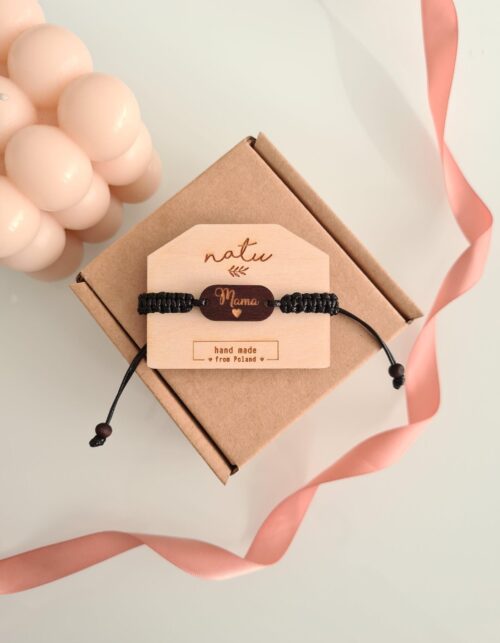 Bransoletka z drewnianą zawieszką MAMA na ciemnym drewnie i ręcznie plecionym sznurku.