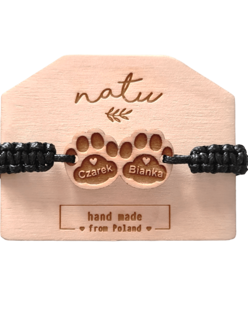 Bransoletka z dwoma drewnianymi łapkami kotków, z grawerem imion, na czarnym ręcznie plecionym sznurku.