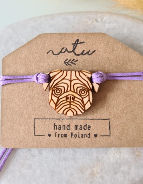 Bransoletka z drewnianą zawieszką w kształcie Mopsa na minimalistycznym, regulowanym sznurku.