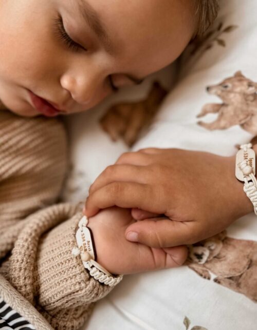 Sznurkowa bransoletka bezpieczeństwa dla dziecka z drewnianą zawieszką z imieniem, numerem telefonu i ulubionym motywem.