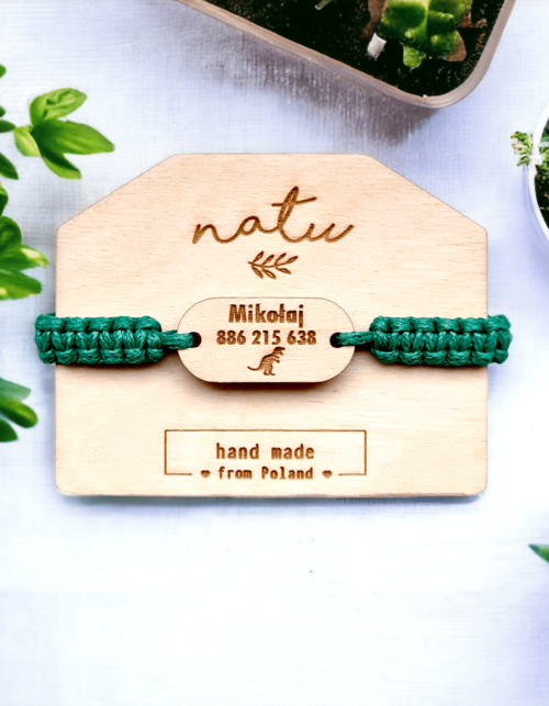 Bransoletka bezpieczeństwa dla dziecka z drewnianą zawieszką, grawerem imienia, numeru telefonu i dowolnego motywu, na regulowanym sznurku.
