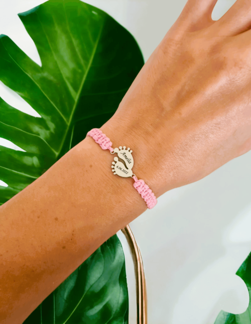 Bransoletka z drewnianymi stópkami dziecka na sznurku, z grawerem imienia i daty. Personalizowany prezent dla mamy.