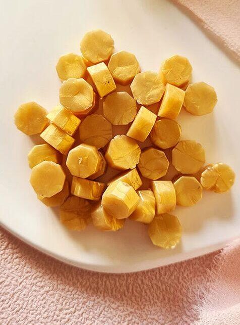 Złoty lak w koralikach do tworzenia pieczęci lakowych. Woreczek 100 sztuk, do jednej pieczęci 2–3 koraliki.