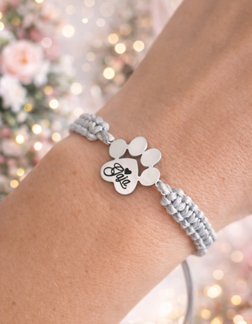 Bransoletka łapka psa z grawerem imienia na ręce szary sznurek personalizowana prezent dla właściciela psa