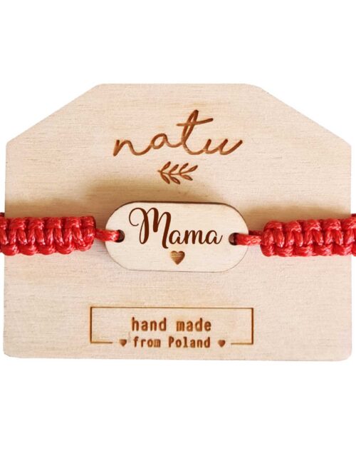 Bransoletka MAMA z drewnianą zawieszką i serduszkiem na czerwonym, ręcznie plecionym sznurku – Natu Artwork