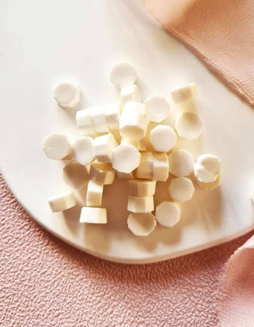 Biały lak w koralikach – 100 koralików do tworzenia pieczęci lakowych, 2-3 koraliki na pieczęć.