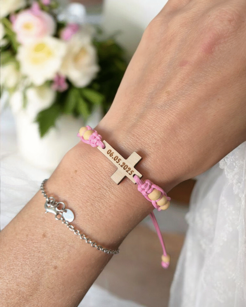 Bransoletka różańcowa z drewnianym krzyżem i grawerem imienia i daty – prezent na Komunię lub Bierzmowanie