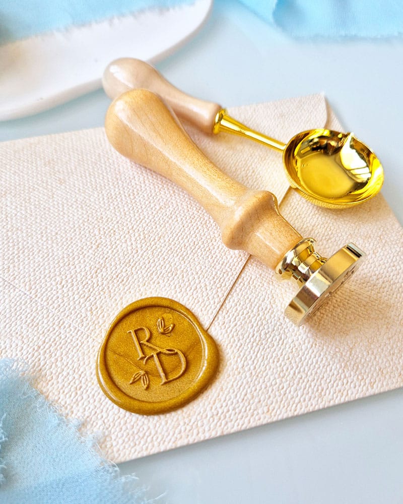 Zestaw do lakowania BOX – personalizowany stempel ślubny z inicjałami, łyżka do lakowania i laska złotego laku.