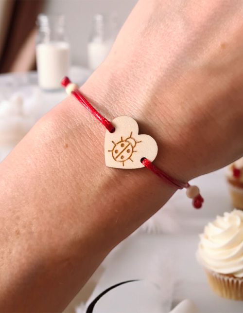 Bransoletka dla cioci przedszkolnej z personalizowaną drewnianą zawieszką i nazwą grupy dzieci