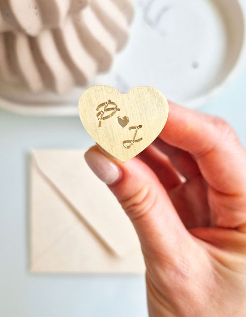 Ślubny stempel do laku w kształcie serca z personalizowanymi inicjałami Pary Młodej