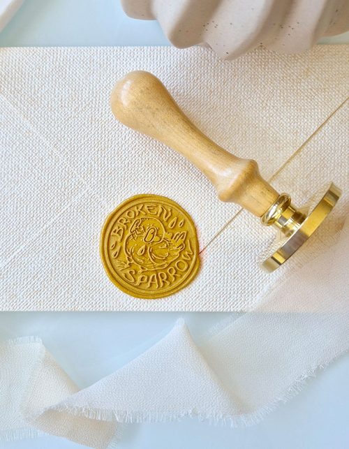 Duży stempel do laku 40 mm z bardzo szczegółowym grawerem logo — idealny dla firm i salonów tatuażu