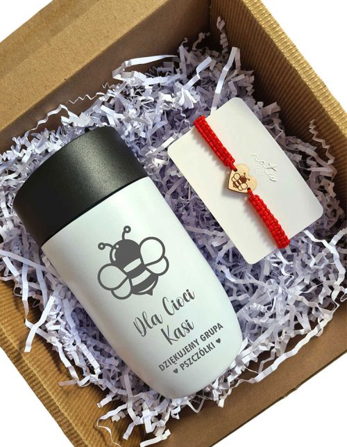 Zestaw prezentowy dla cioci przedszkolnej z grupą Pszczółki – kubek i bransoletka z personalizacją