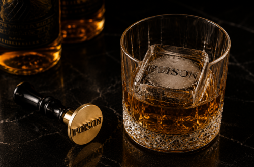 Stempel do lodu z logo firmy wykonujący odbicie na kostce lodu w szklance whisky. Personalizowany stempel do lodu dla barów, restauracji, hoteli i eventów.