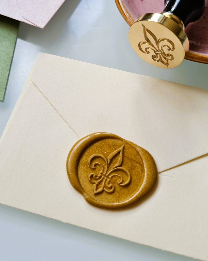 Stempel do laku z lilijką harcerską – personalizowana pieczęć do dekoracji dokumentów i prezentów