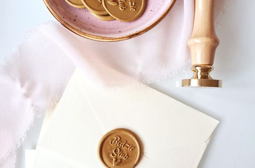 Personalizowany stempel do lakowania z logo firmy zapakowany w woreczek bawełniany. Drewniany uchwyt i mosiężna referentka. Idealny do pakowania prezentów i zaproszeń.