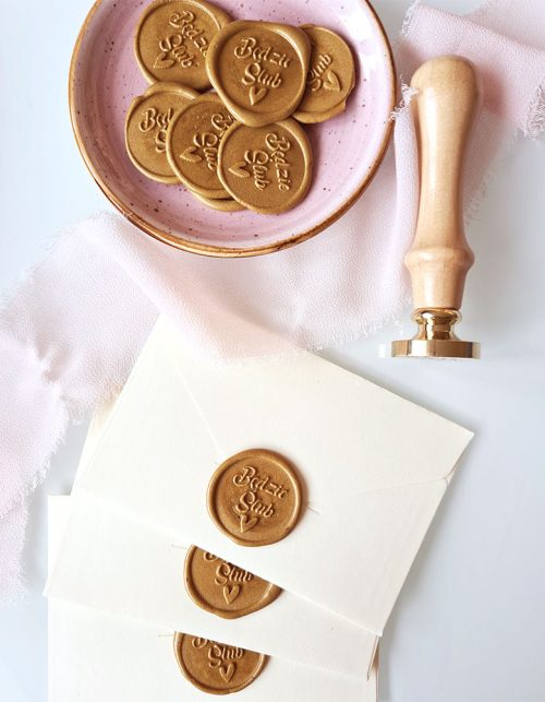 Personalizowany stempel do lakowania z logo firmy zapakowany w woreczek bawełniany. Drewniany uchwyt i mosiężna referentka. Idealny do pakowania prezentów i zaproszeń.