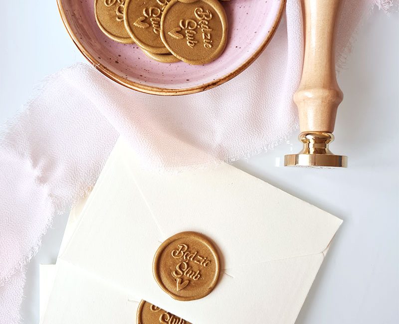 Personalizowany stempel do lakowania z logo firmy zapakowany w woreczek bawełniany. Drewniany uchwyt i mosiężna referentka. Idealny do pakowania prezentów i zaproszeń.