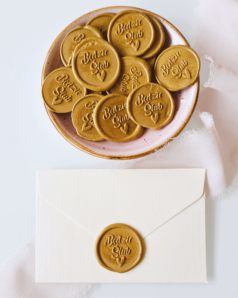 Gotowe odbicia lakowe ślubne z napisami „Będzie ślub” i „Miłość” – pieczęcie samoprzylepne