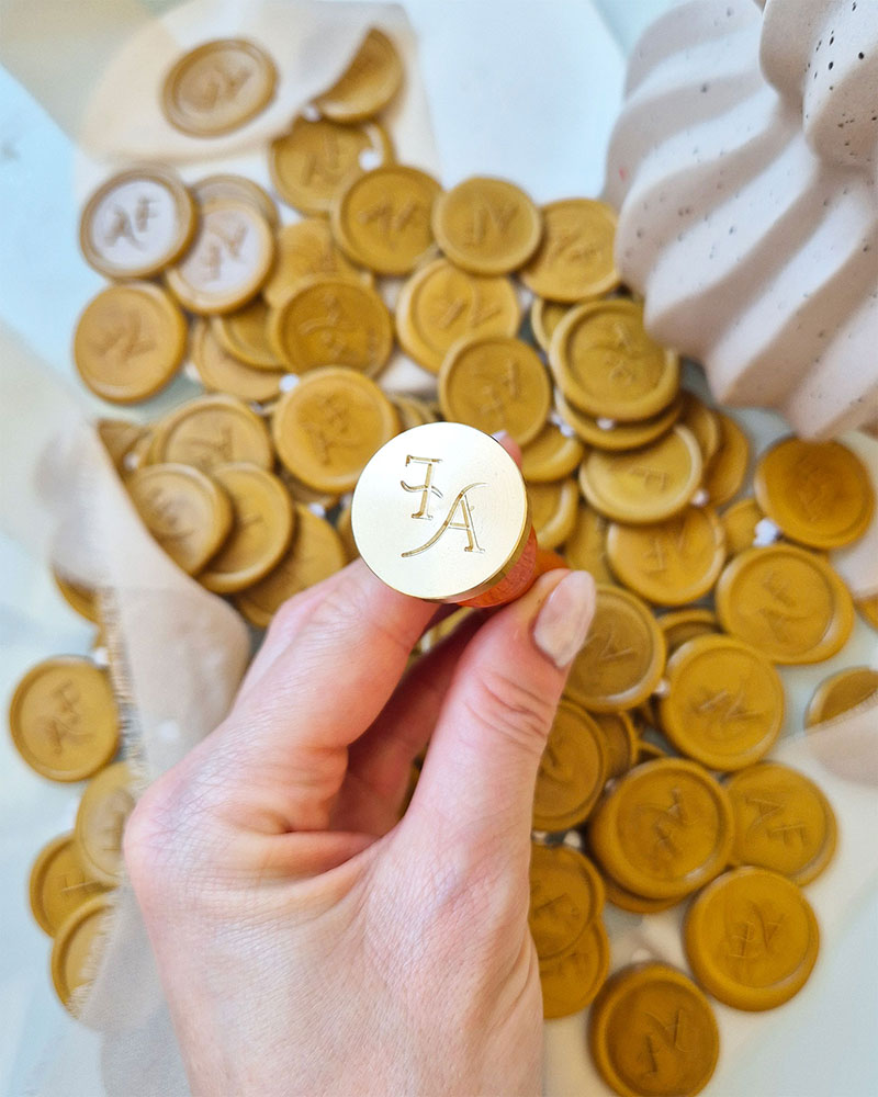 Gotowe odbicia lakowe z logo firmy – stempel do pakowania i zaproszeń