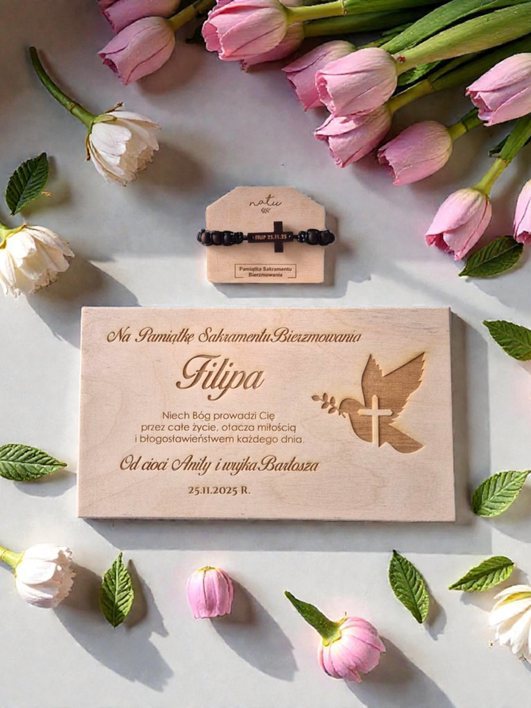 Zestaw na bierzmowanie: drewniana szkatułka z grawerem, bransoletka w formie różańca i krzyżyk z personalizacją.