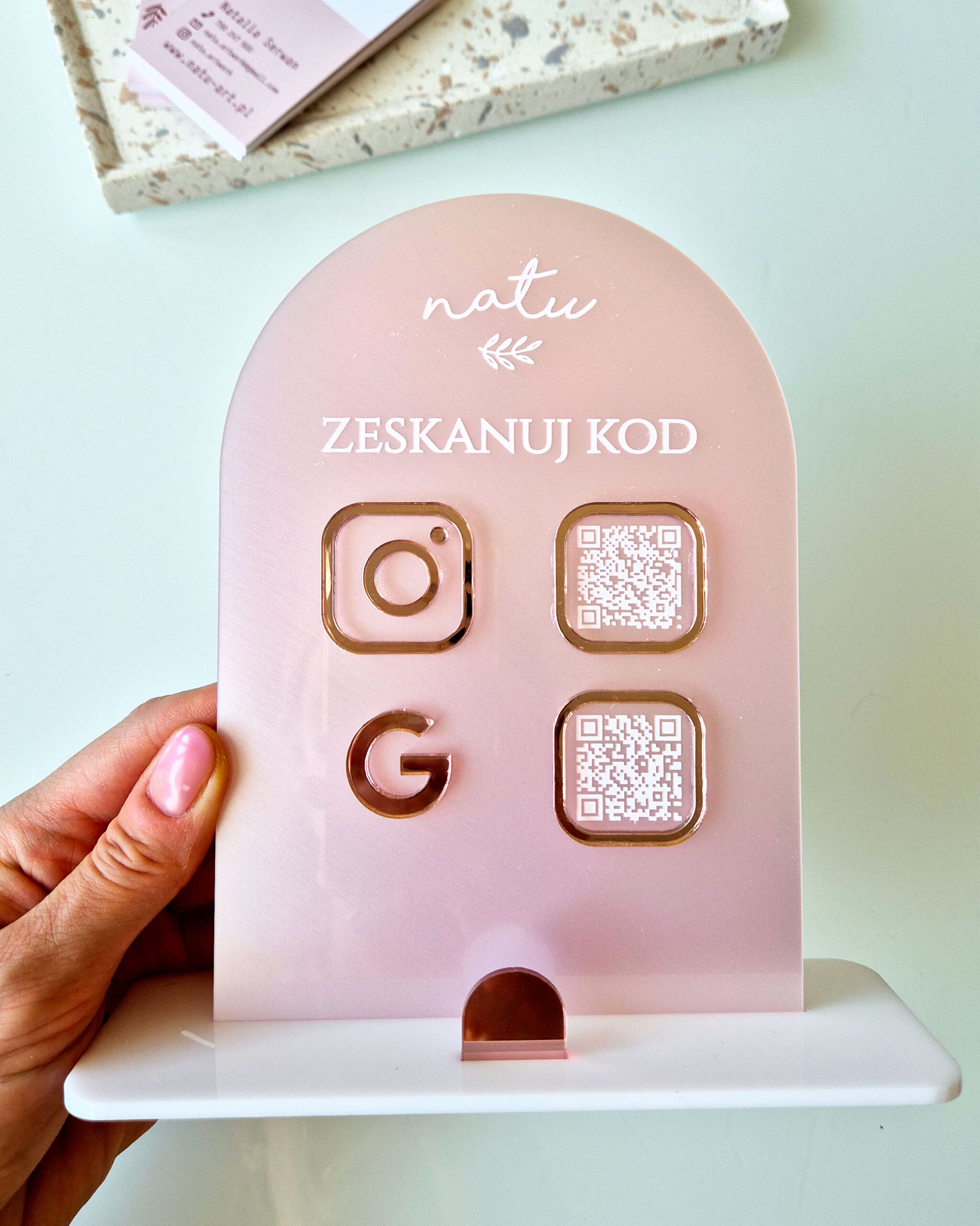 Statuetka z kodem QR dla firmy – nowoczesna reklama z logo i social mediami | Natu Artwork
