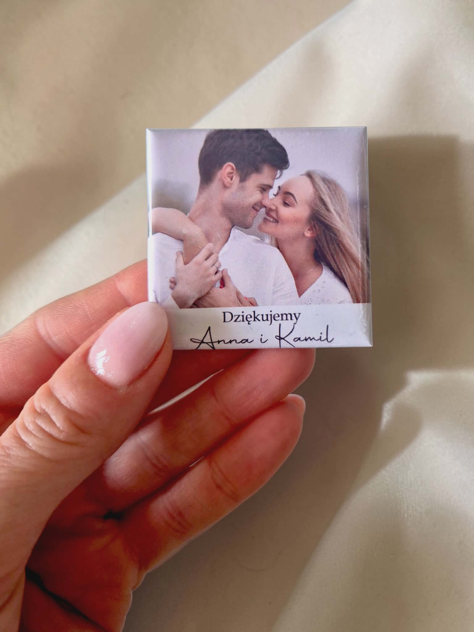 Magnesy ślubne ze zdjęciem 5×5 – Podziękowania dla gości weselnych personalizowane (oferta hurtowa)