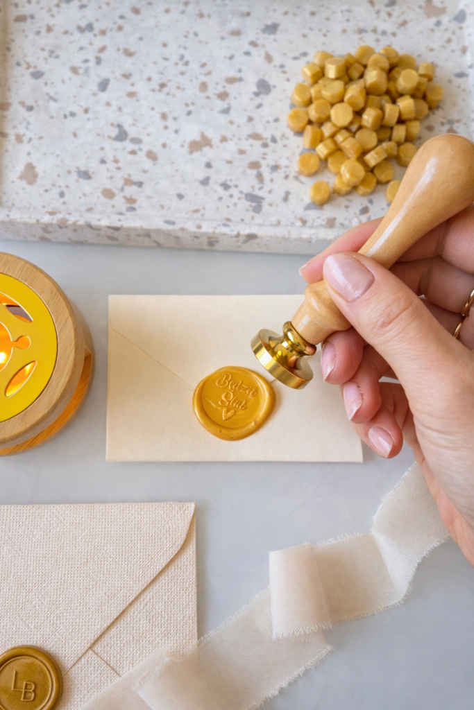 jak zrobić pieczęć lakową stemplem – odbijanie pieczęci lakowej na kopercie krok po kroku