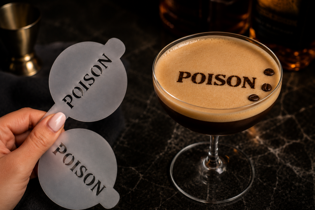Szablon spożywczy z logo do espresso martini. Personalizowane logo wykonane na piance drinka za pomocą szablonu barmańskiego. Szablon do drinków dla restauracji, barów i eventów.
